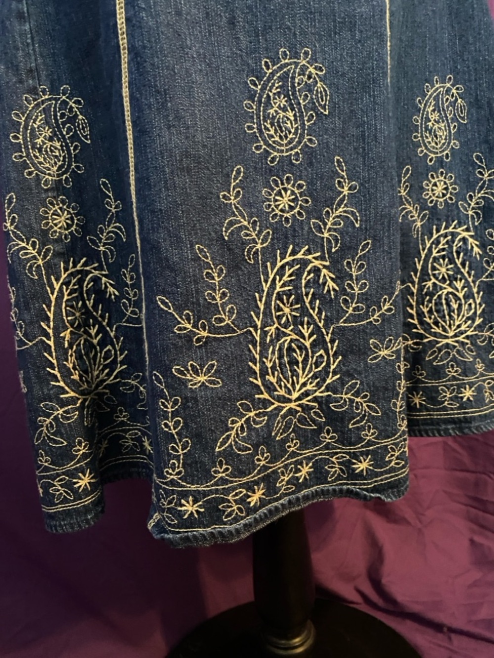 Vintage Y2K Liz Claiborne Blue Denim A-Line Skirt with Cream Embroidery. Size 6. - Picture 4 of 5